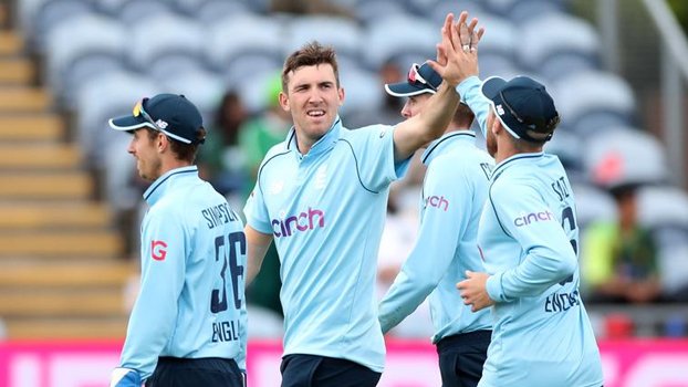 New-look England thrash Pakistan