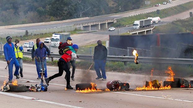 Violence spreads to S Africa’s economic hub in wake of Zuma jailing