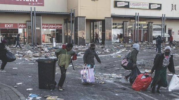 S African crowds rampage, defying calls for clam