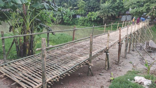 Villagers build bamboo bridge on Baral River in Chatmohar