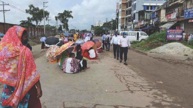 ‘Unpaid’ garment workers block Gazipur road