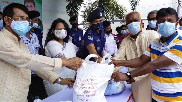 15,000 destitutes get food aid before Eid in Rajbari