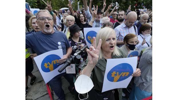 Polish ruling party loses majority amid rift over media bill