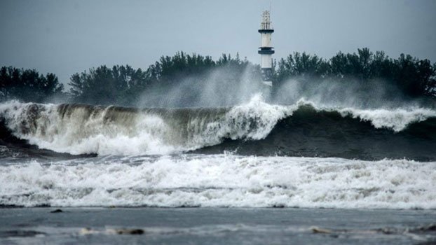 Hurricane Grace aims for Mexico