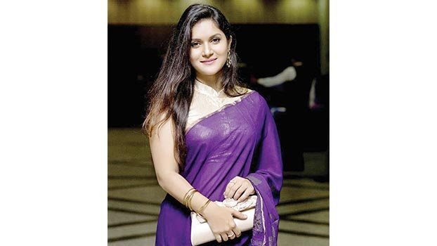 Mithila enjoys Mumbai tour with Ayra