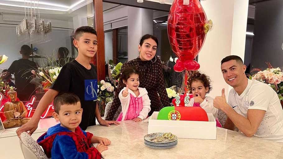 Ronaldo announces his partner expecting twins