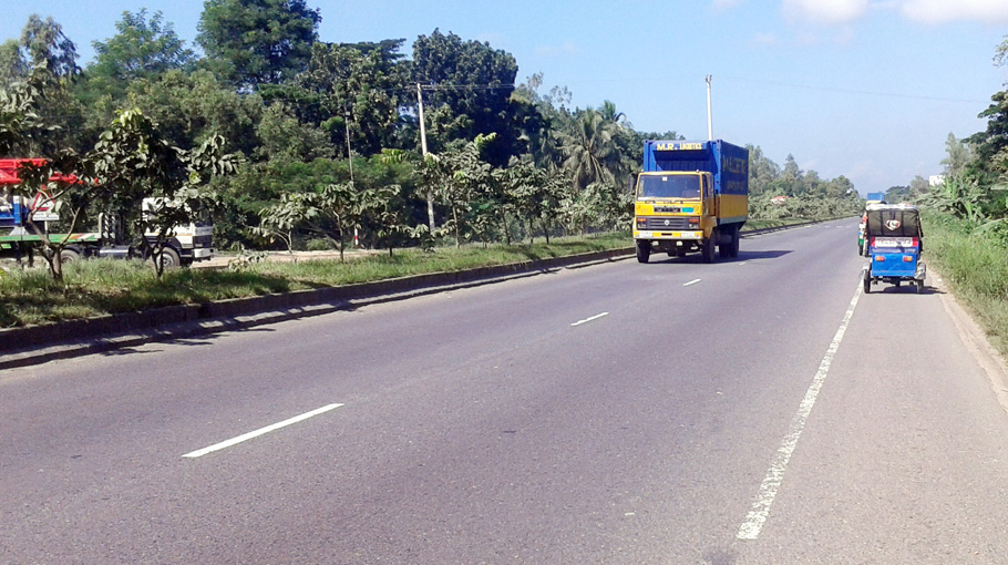 Auto-rickshaws ply on highway illegally - Bangladesh Post