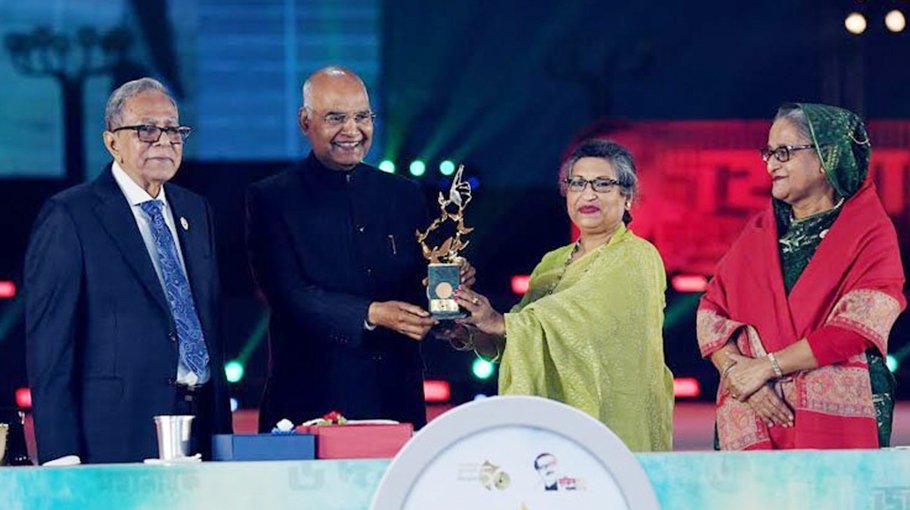 Rehana hands over ‘Mujib Chirantan’ memorabilia to Indian President