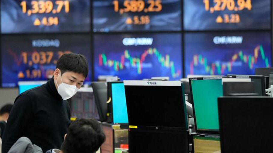 Asian markets slip after rally as traders consider higher rates
