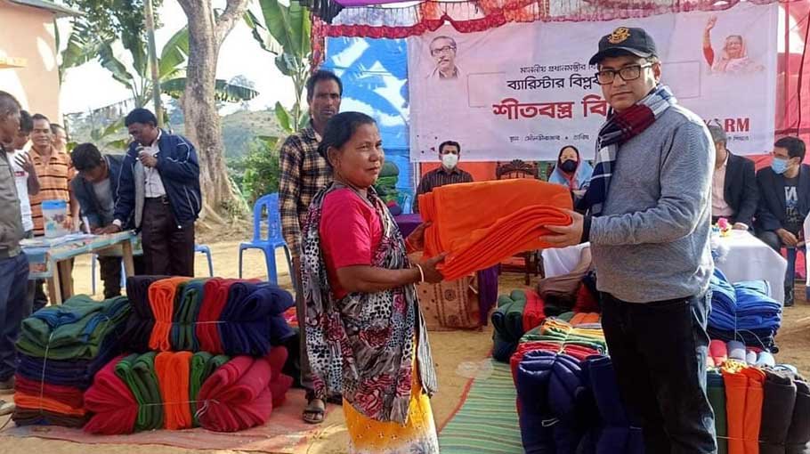 Distressed locals of Kamalganj get winter clothes from KSRM