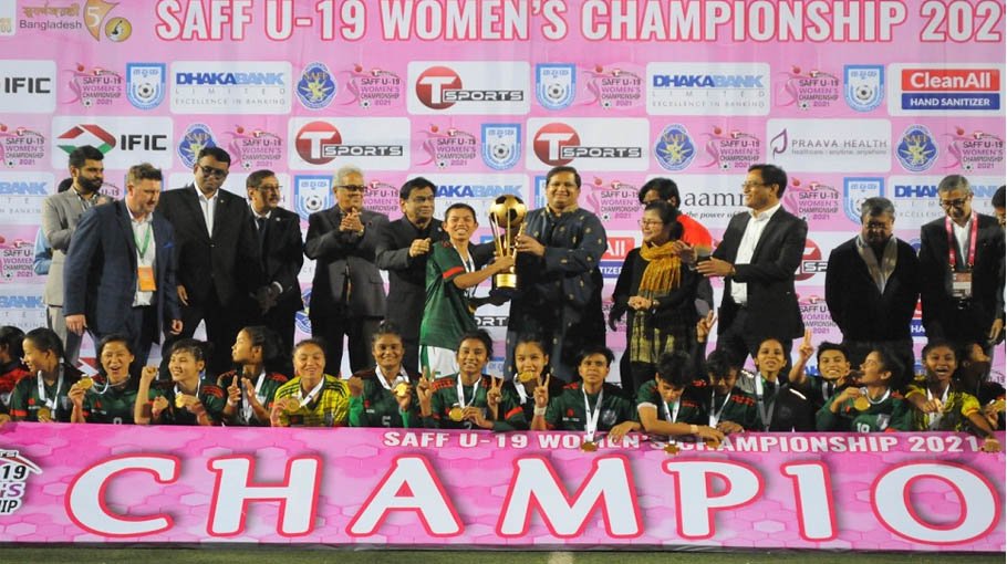 Women booters  accorded reception  by Bashundhara Group