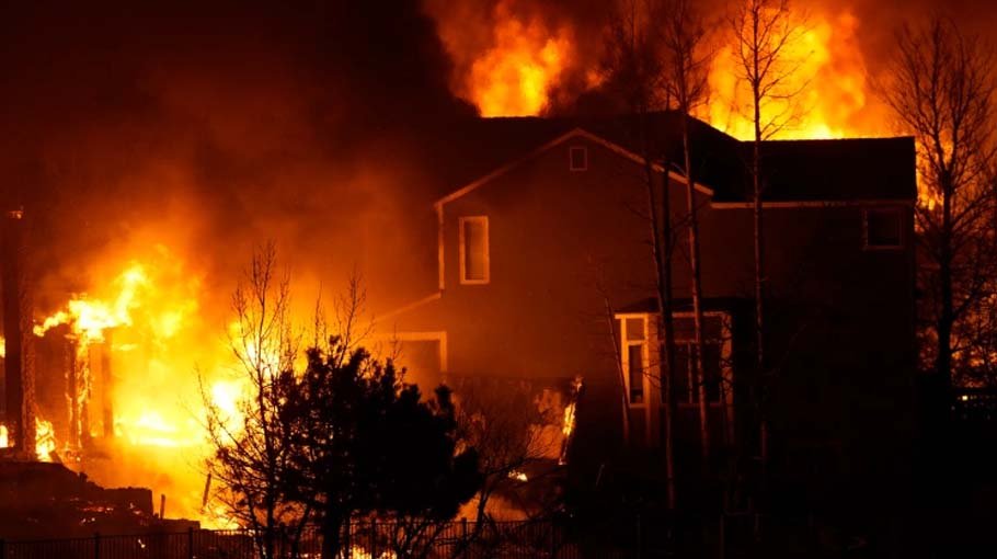 Thousands flee as Colorado wildfires burn hundreds of homes