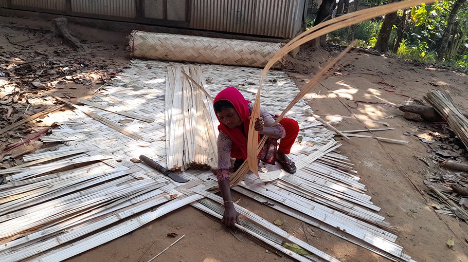 Making bamboo fence brings new hope to CHT people 