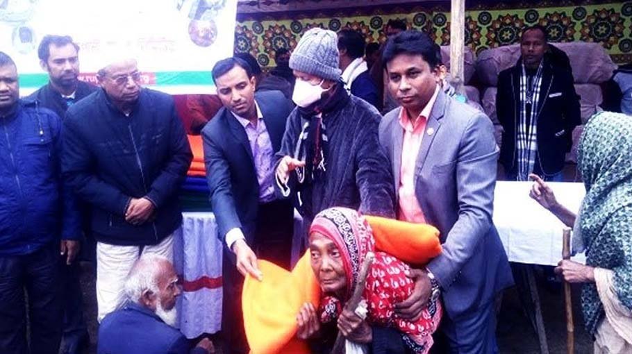 Over 800 cold-hit people get blankets in Chilmari
