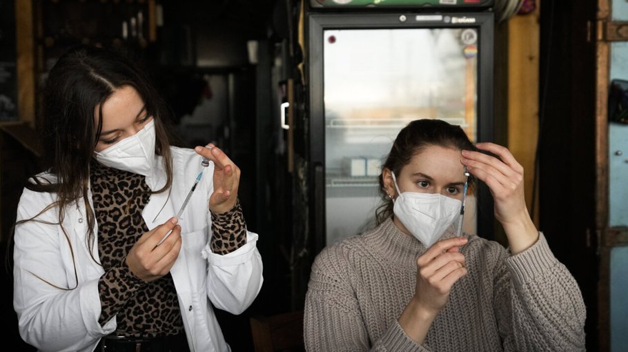 Germany mulls new Covid restrictions as Omicron advances