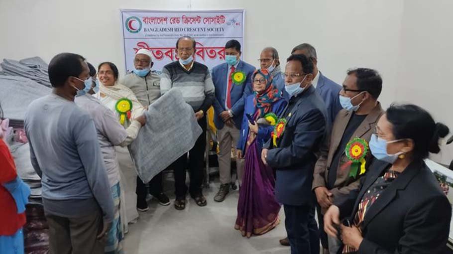 Blankets distributed  among cold-hit people