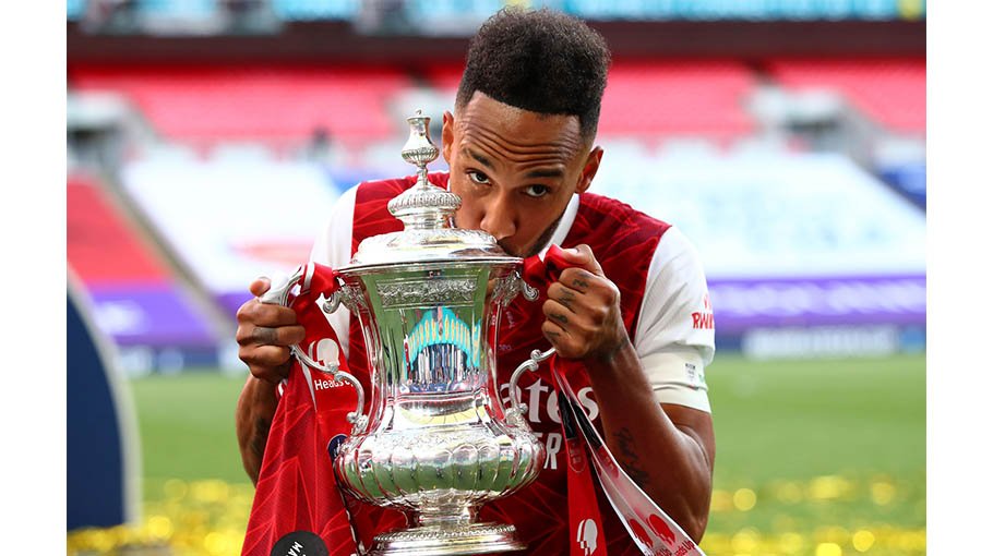 Aubameyang set to join Barca