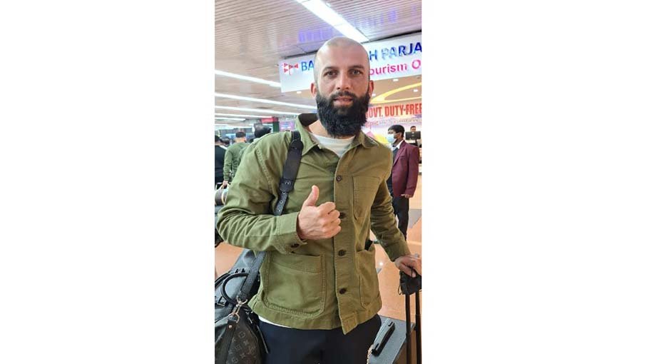 Moeen Ali reaches Dhaka