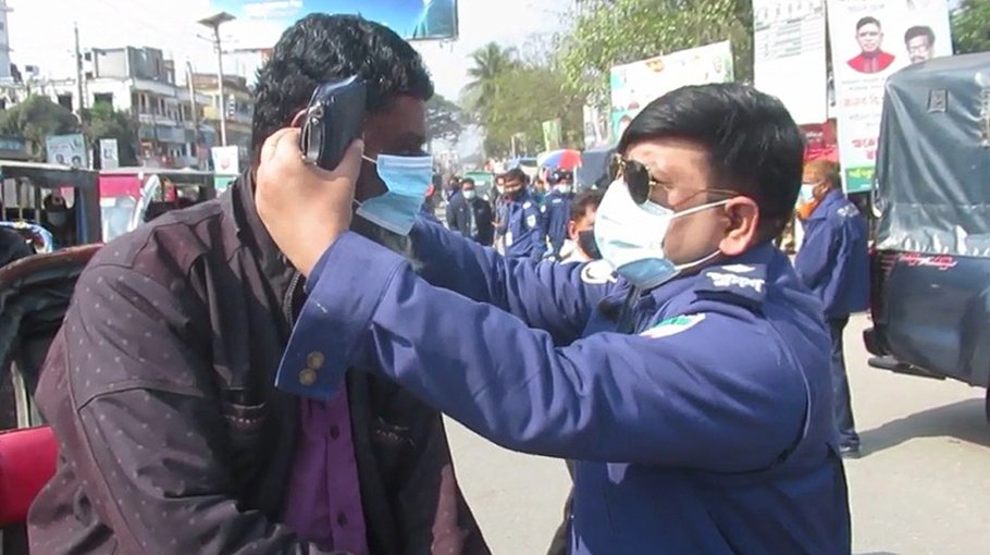 Jhenaidah police  distribute face masks  among pedestrians