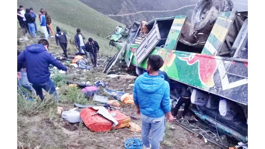 At least 20 dead, 30 injured in Peru   bus crash