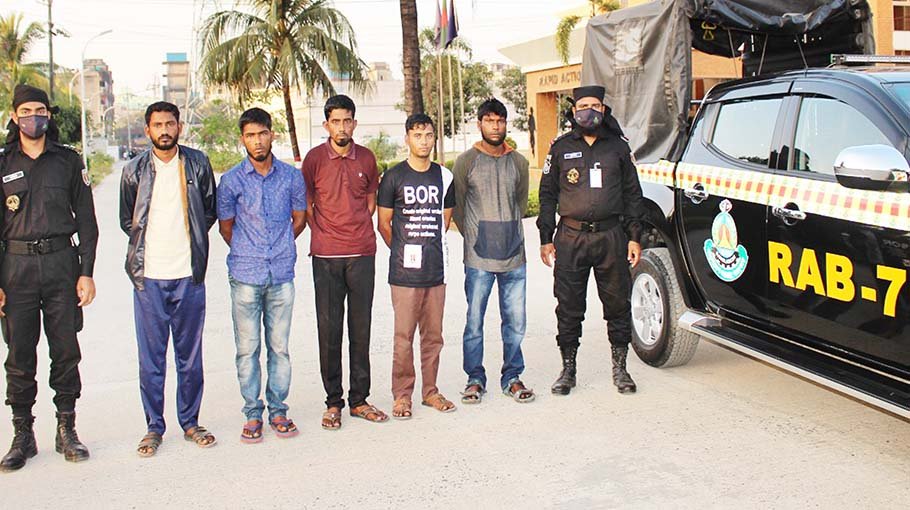 4 fishermen abducted in Hatiya channel rescued, 5 robbers held