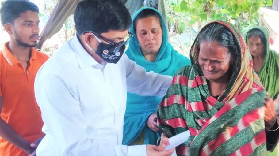 Moulvibazar DC stands by homeless woman