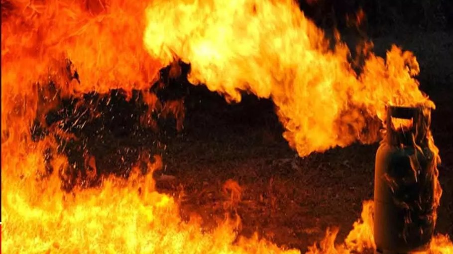 2 among 11 gas explosion   injured die