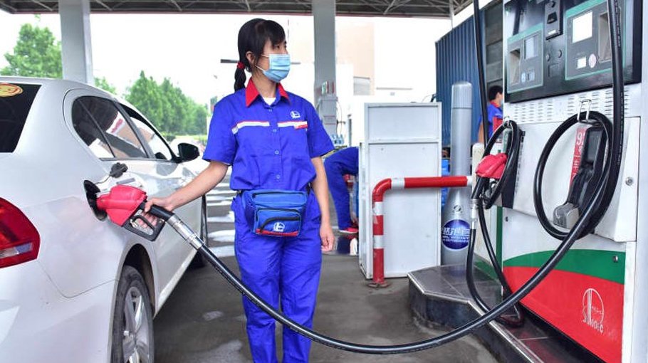 Oil tops $110, equities sink on rising Ukraine war fears