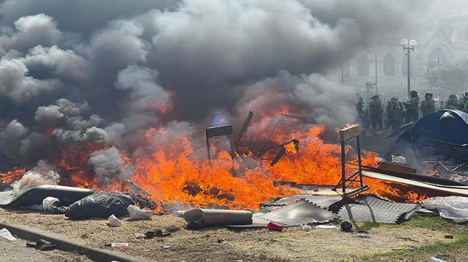 New Zealand protesters burn camp after riot police move in