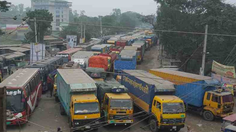 Passengers suffer for traffic congestion   at Paturia