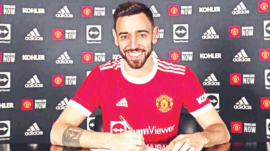 Fernandes signs new United contract