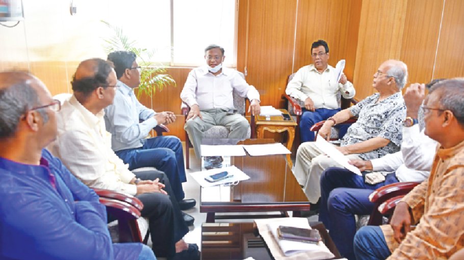 Hasan exchanges views with journos on draft mass media employees law