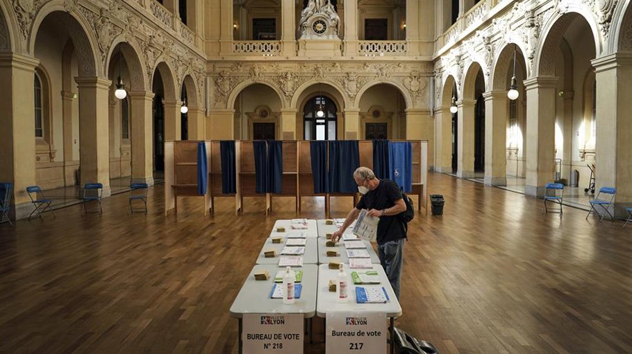 Voting in France: Paper ballots, cast in person; no machines
