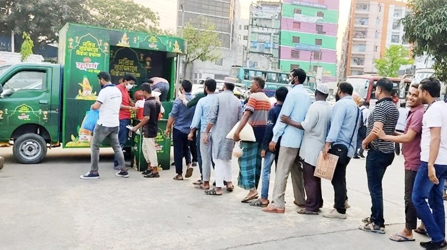 PRAN Frooto distributes iftar among pedestrian