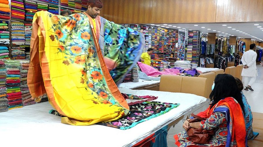 Eid shopping in Rajshahi gains momentum 