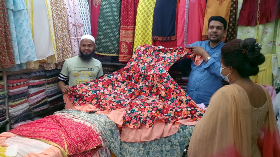 Last moment shopping binge in Jibannagar