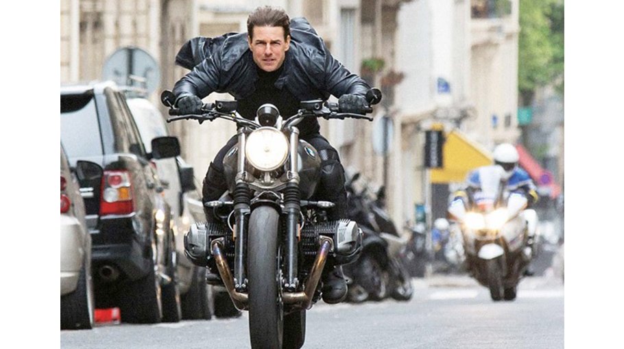 Cruise unveils 'Top Gun' sequel with mid-air stunt