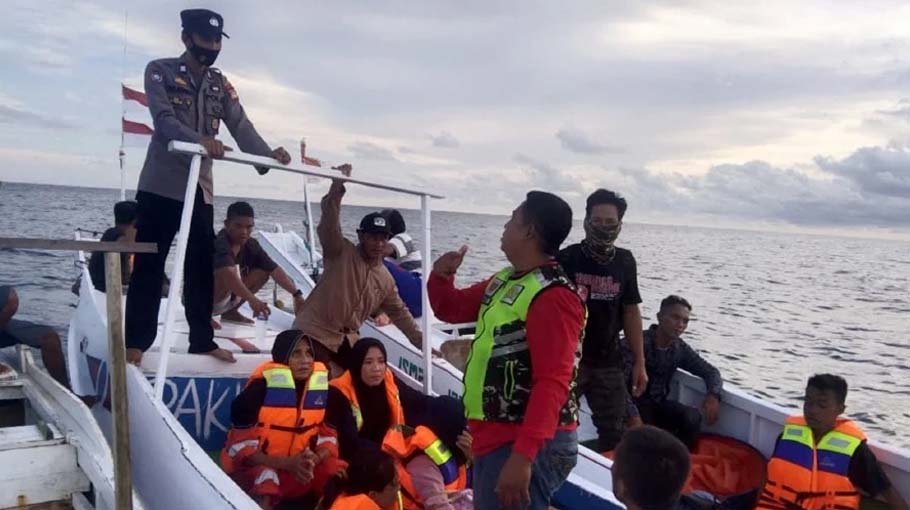 31 rescued, 11 still missing after Indonesia ferry sinks