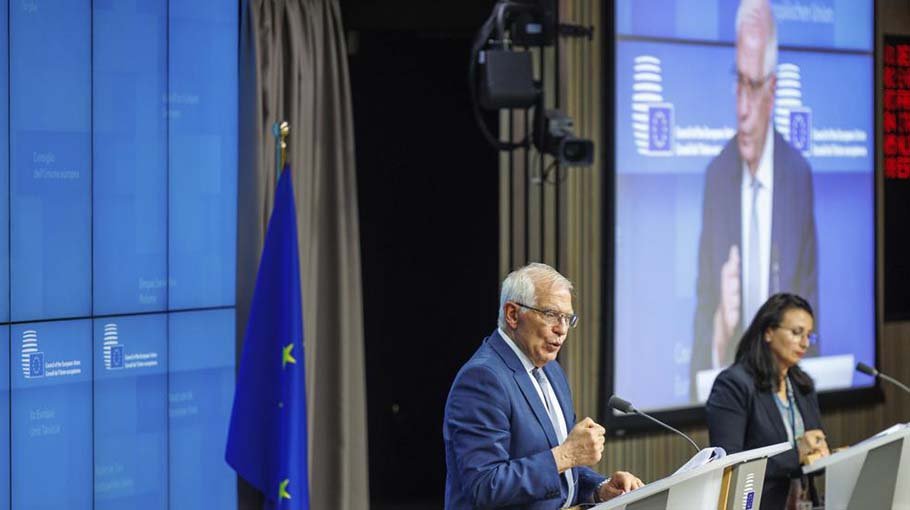 EU wrestles with Russia oil embargo as leaders gather