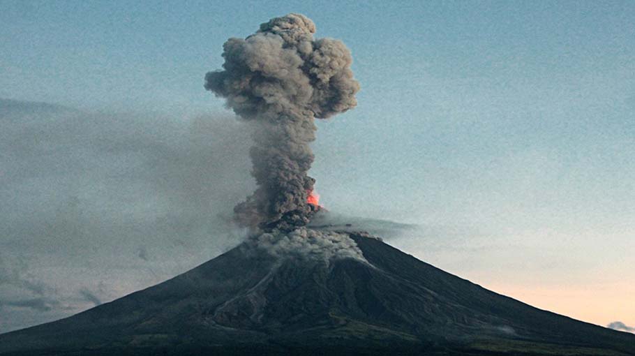 Volcano erupts in the Philippines - Bangladesh Post