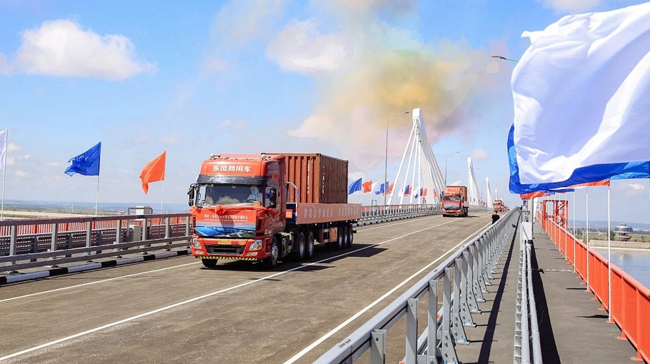Russia, China unveil first road bridge 