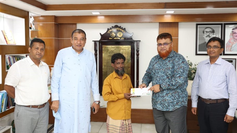 Tea vendor rewarded for saving 30 lives from fire