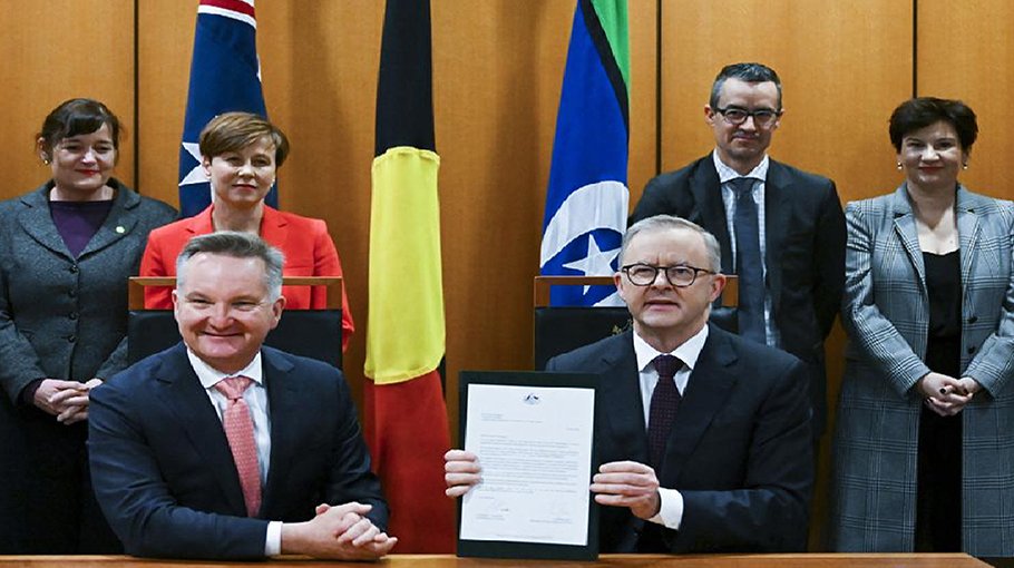 Australia commits to curbing greenhouse emissions