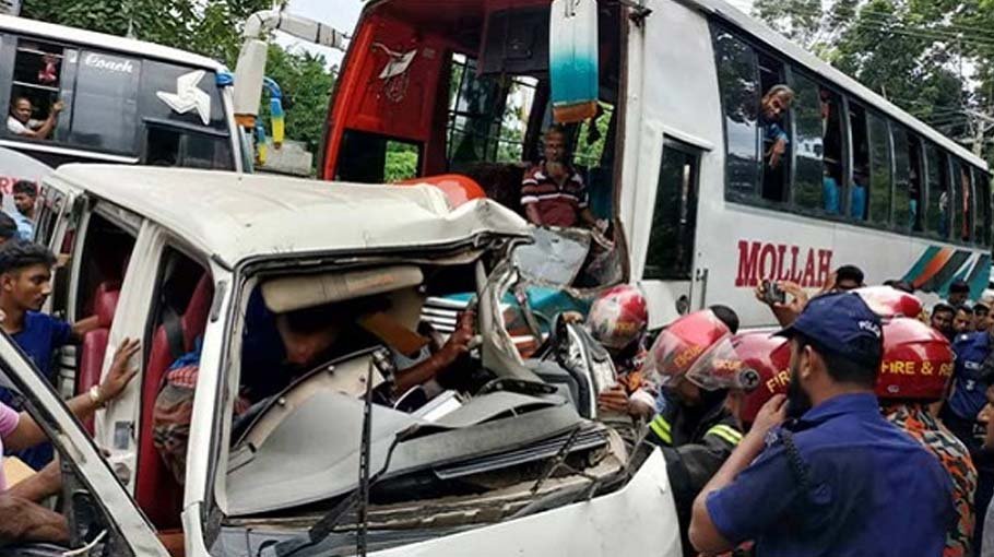 Five die as bus hits microbus in Barishal