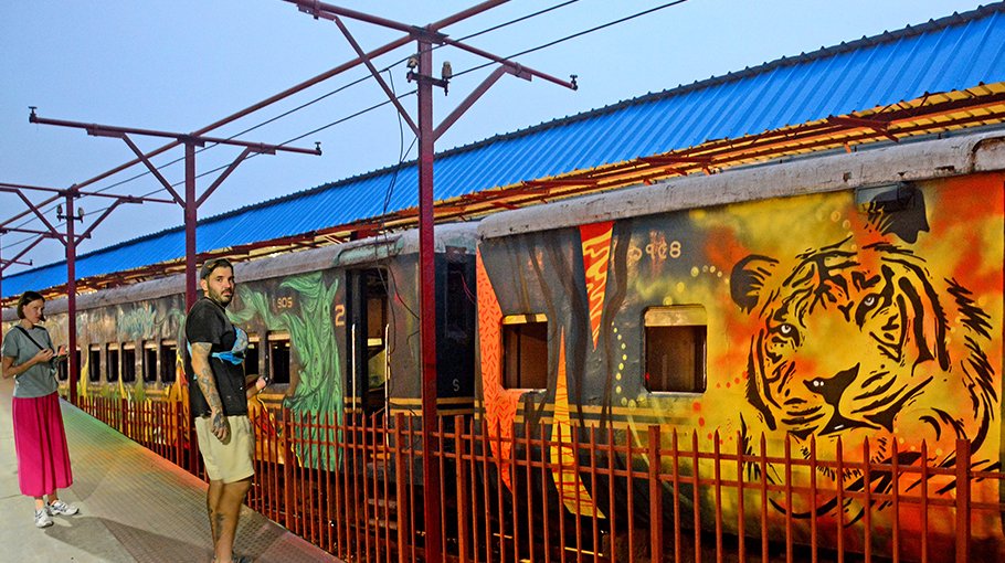 cu-shuttle-trains-decorated-with-graffiti-images-bangladesh-post