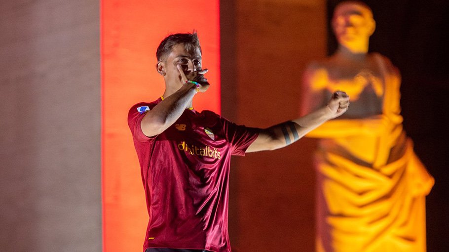 Roma fans hail Dybala in the most emphatic way