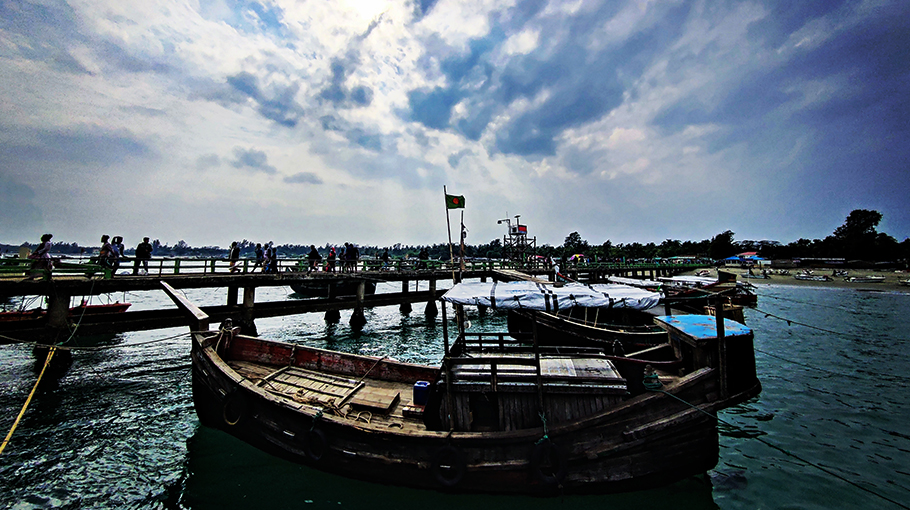 47 Fishermen Missing As Four Trawlers Capsize In Bay - Bangladesh Post