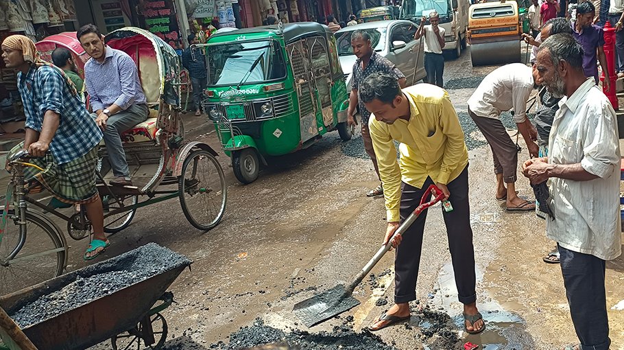 Roadwork going during rain in Ctg