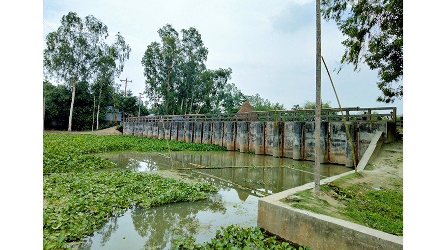Sluice gate out of order in Teesta River