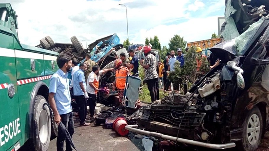 Six killed in Tangail microbus-bus collision